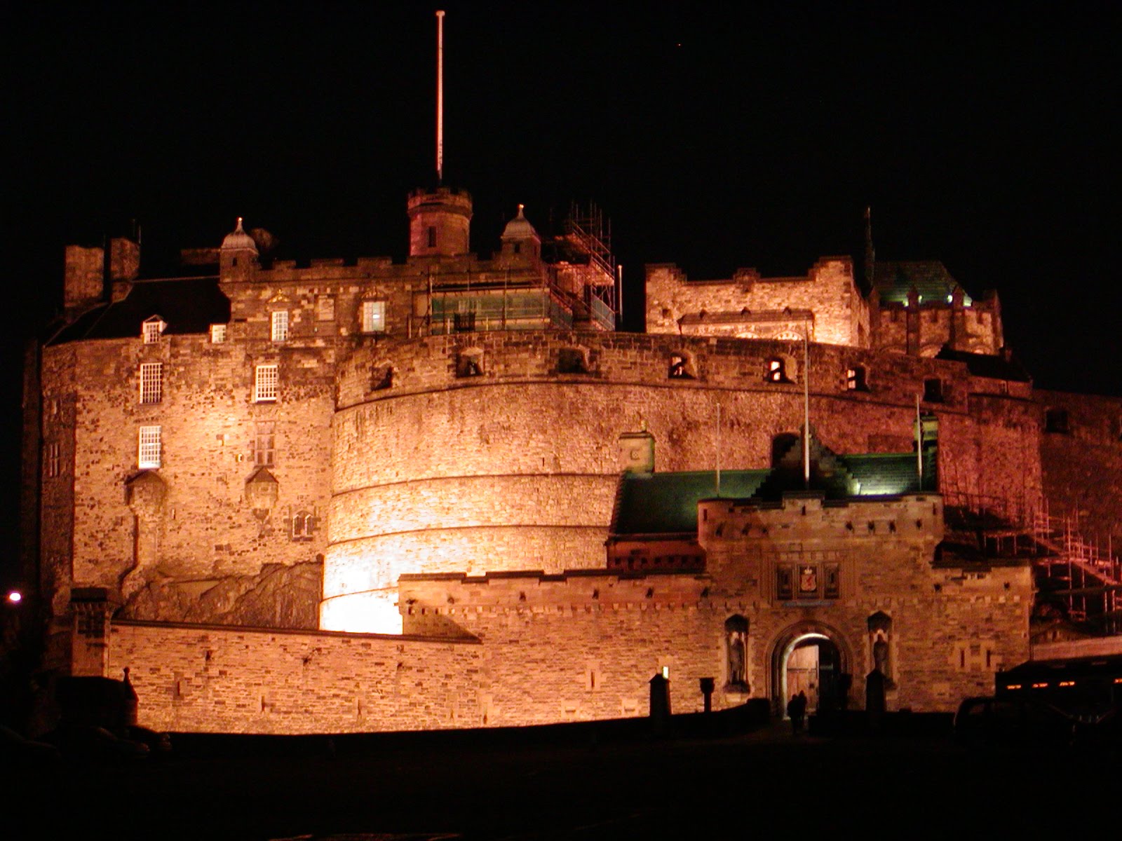 [Ednbrg+012_Edinburgh+Castle+at+night+(focused).jpg]