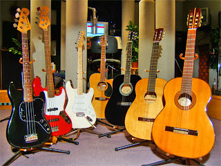 perbedaan gitar elektrik dan akustik gitar
