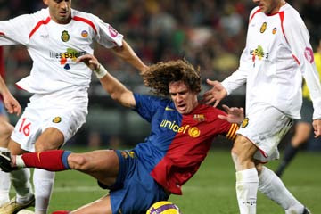 image: barcelona+mallorca+carles+puyol+fight