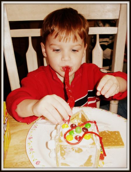 [rhettandgingerbreadhousestrawsmall.jpg]