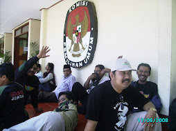 Satgas Ulum tengah berjaga-jaga di gedung kpud jember