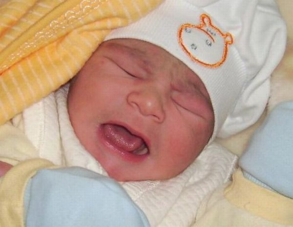 [www.harikasozler.net_-_Aglayan_bebek.jpg]