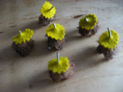 Simple Felt doll beechnutt waldorf inspired naturetable Atelier de Vier Jaargetijden Viltpopje beukenootje seizoentafel antroposofisch waldorf inpired Atelier de Vier Jaargetijden
