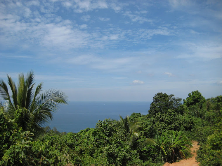 The hike down to Nui Beach