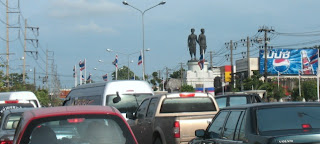 Heroines monument and traffic, 6th May