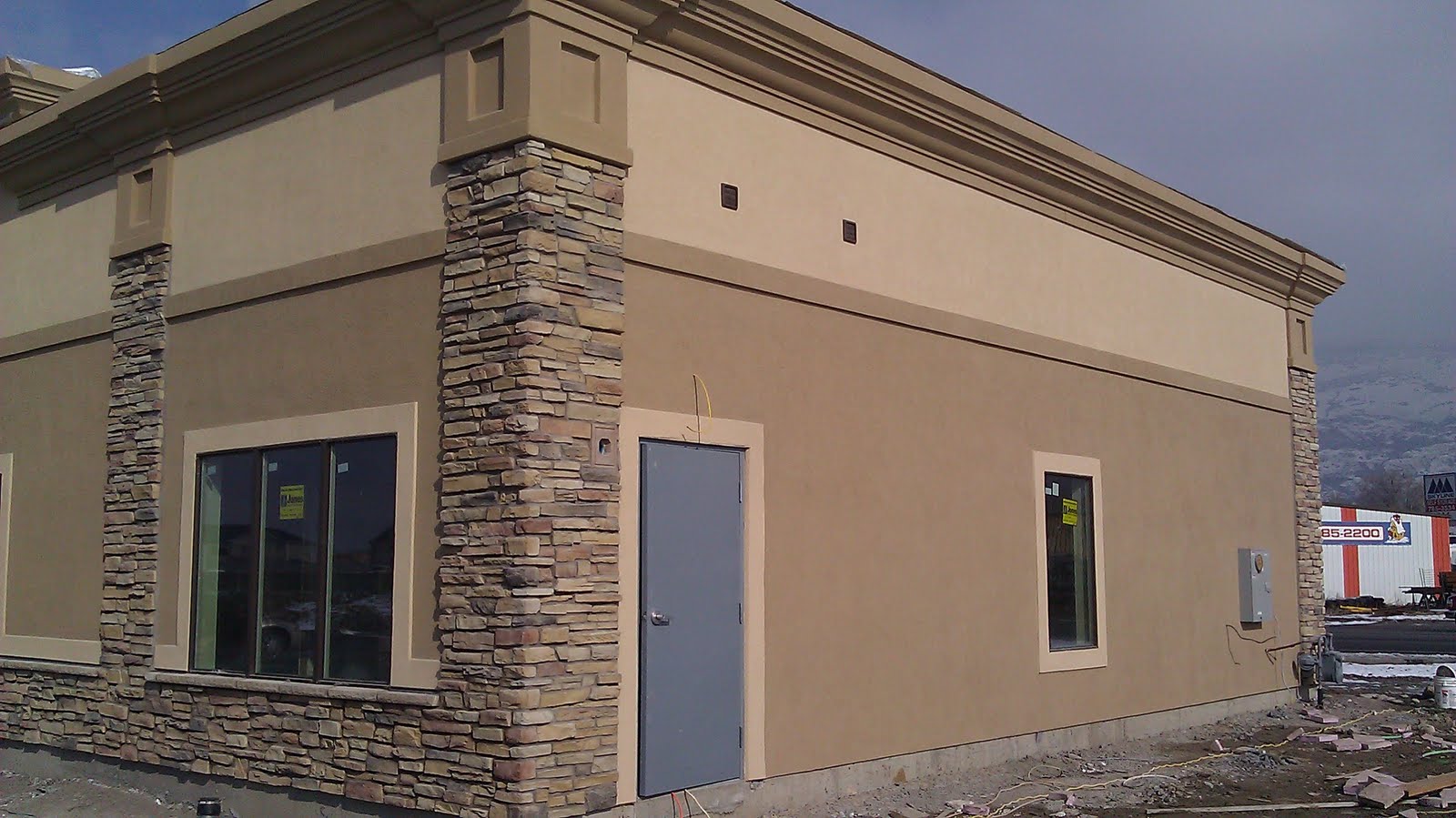 Stucco Tech January 2017 The Stone Is Uintah Ledgestone Chablis A Harristone From Hearth Home We Didn T Drystack But Put Small Joint With Some Color In Mortar