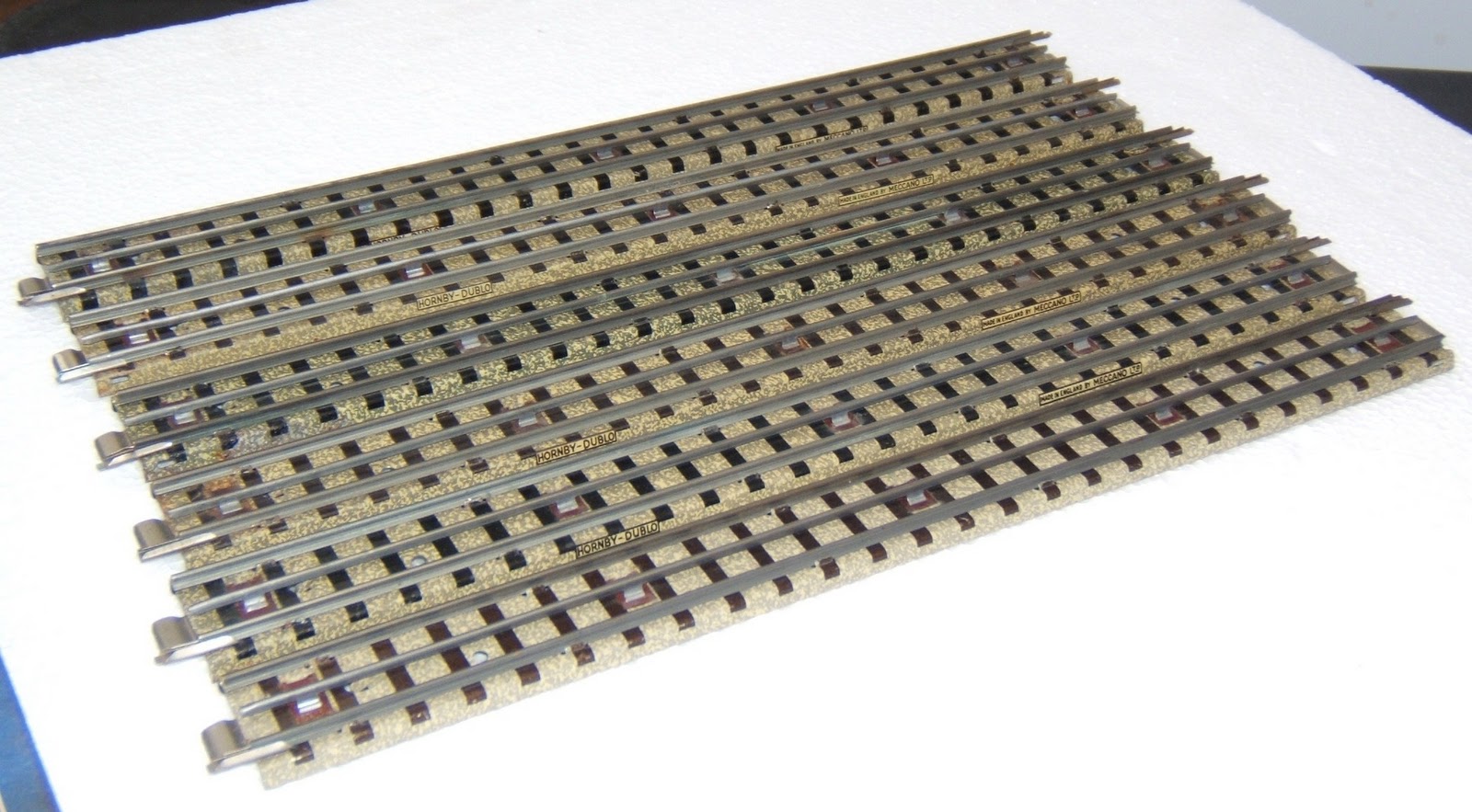 MM2010e Gallery: 29 6 Hornby Dublo 3-rail track, full size straights in