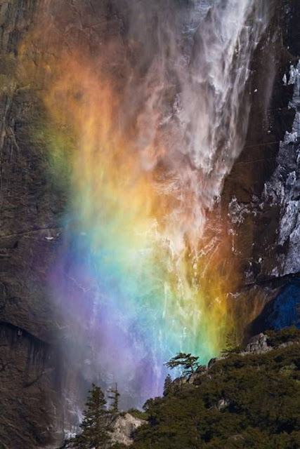Amazing Fire Waterfall at Yosemite | celebrity