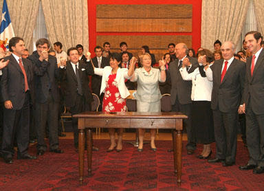 Foto del momento en que se firmó el acuerdo educacional entre el gobierno y la opisición