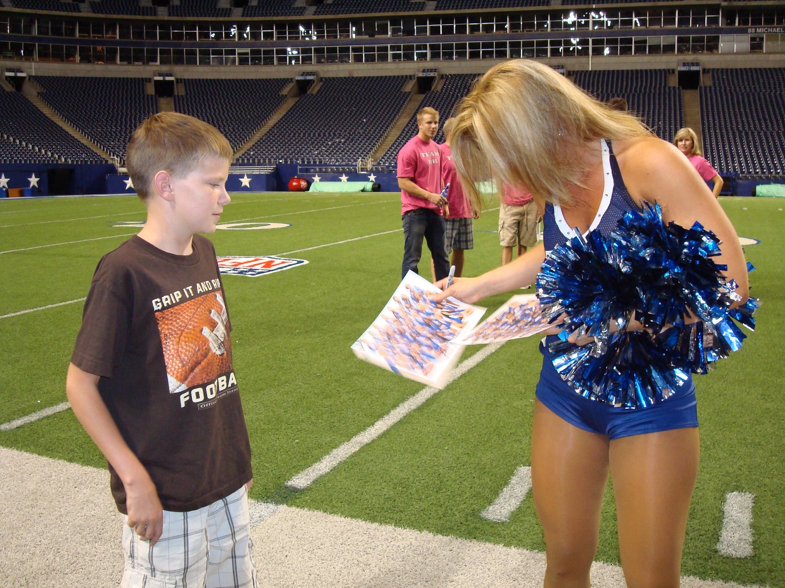 [BB+signing+autographs.JPG]