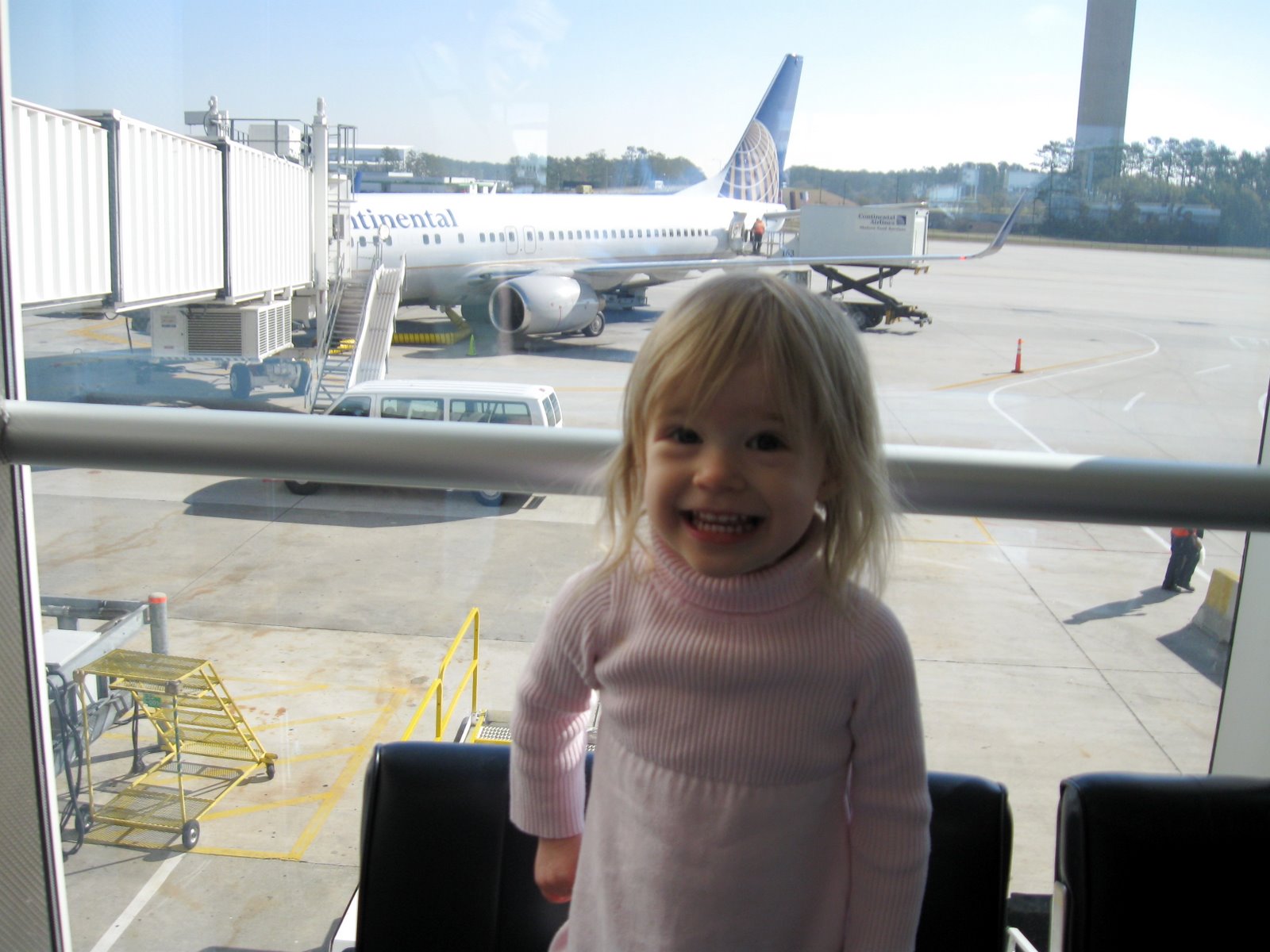 [lucy+and+airplane.JPG]