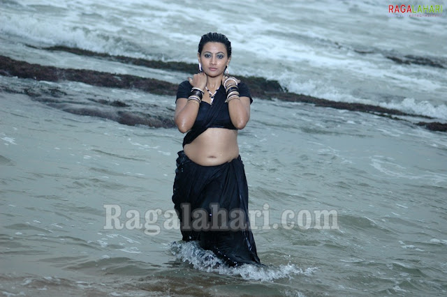 Actress Aarthi Khaitha Saree Below Navel Show Photos