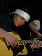 Tomshiito Tocando La Guitarra :3