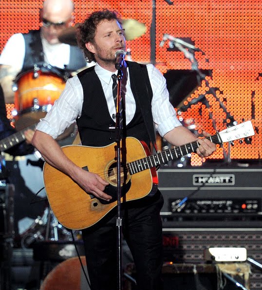 [Dierks-2010+MusiCares+Person+Year+Tribute+Neil+Young+jan29-10.jpg]