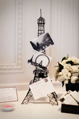 Torre Eifel con postales. 