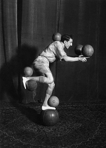 [The+acrobat+Rastelli+performs+a+balancing+act+involving+seven+balls.+1920-33.jpg]