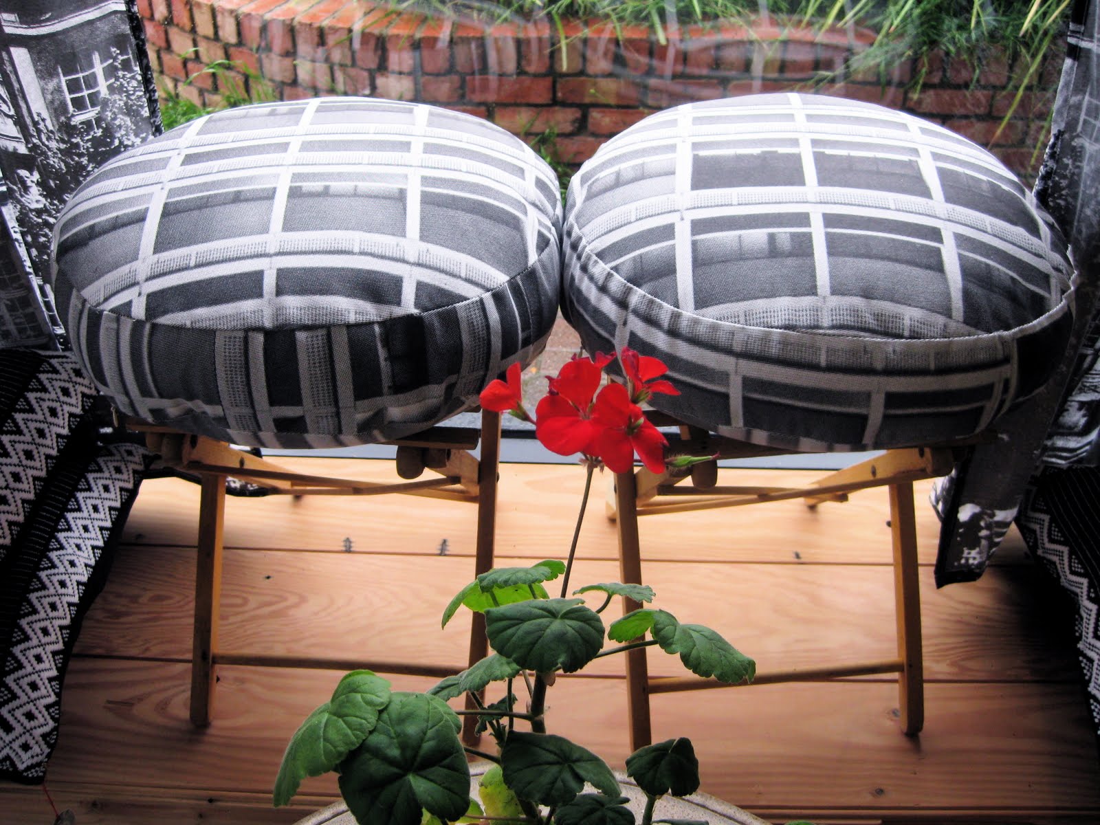 spacecraft store NEW round cushions