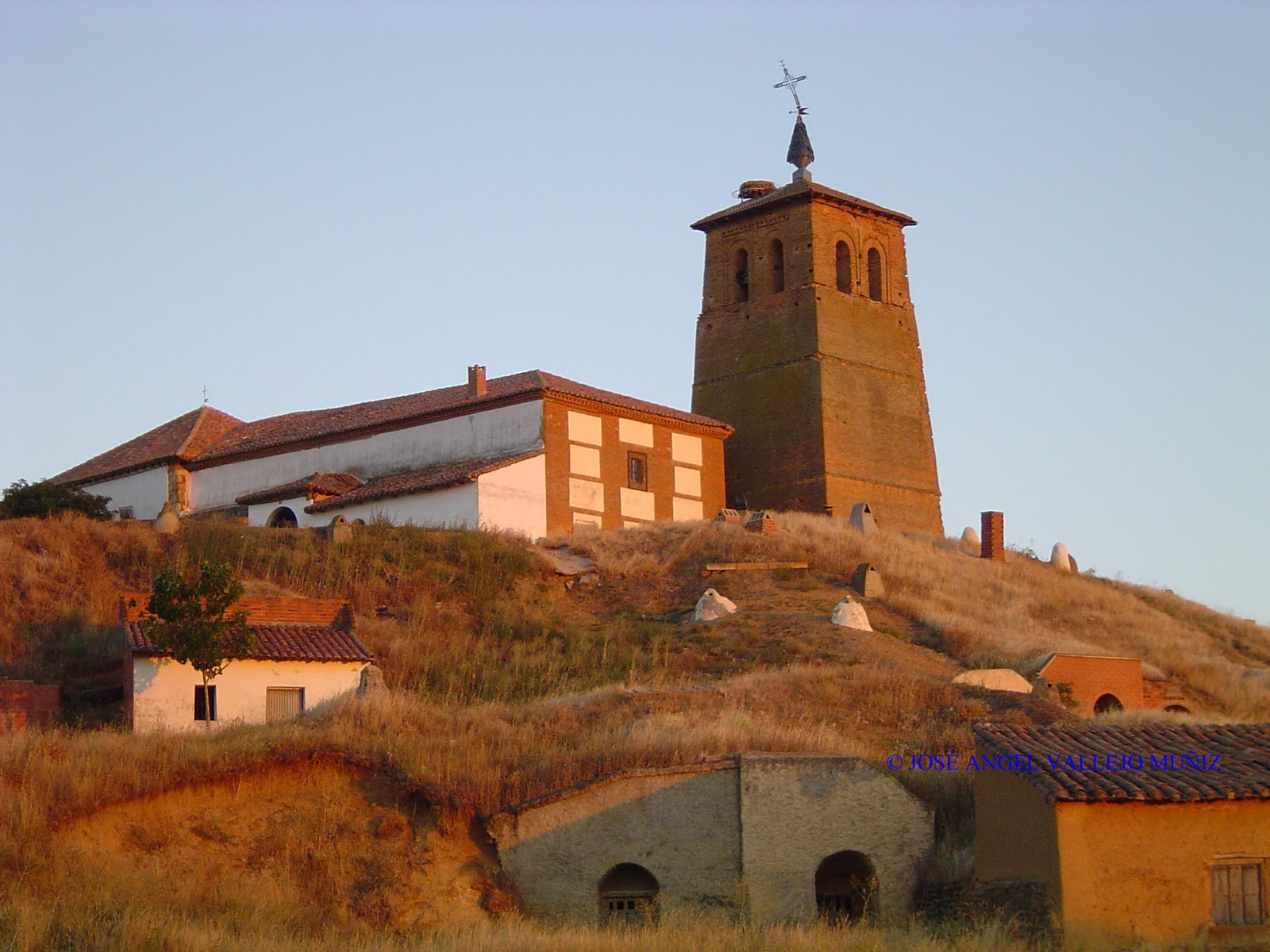 FOTOGRAFIAS LEONESAS TORRE DE LA IGLESIA DE VILLAMORATIEL DE LAS MATAS