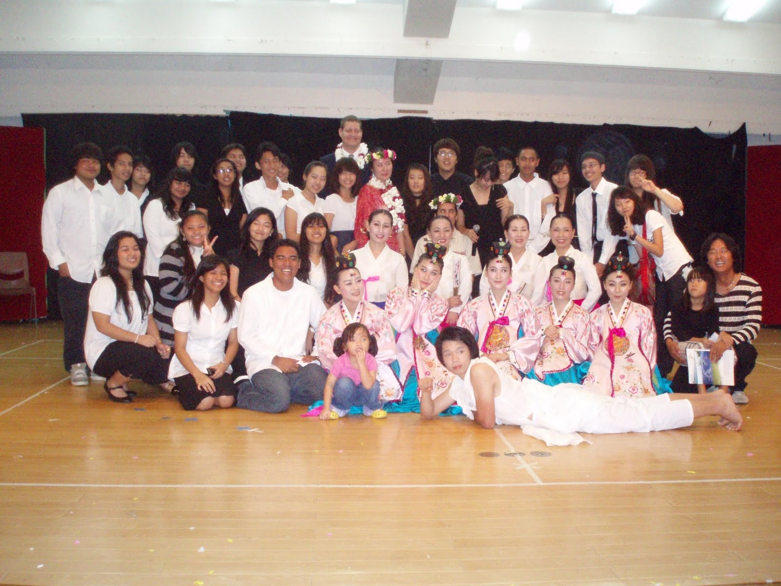 [SSHS+Manta+Band+with+Korean+dancers-group.JPG]