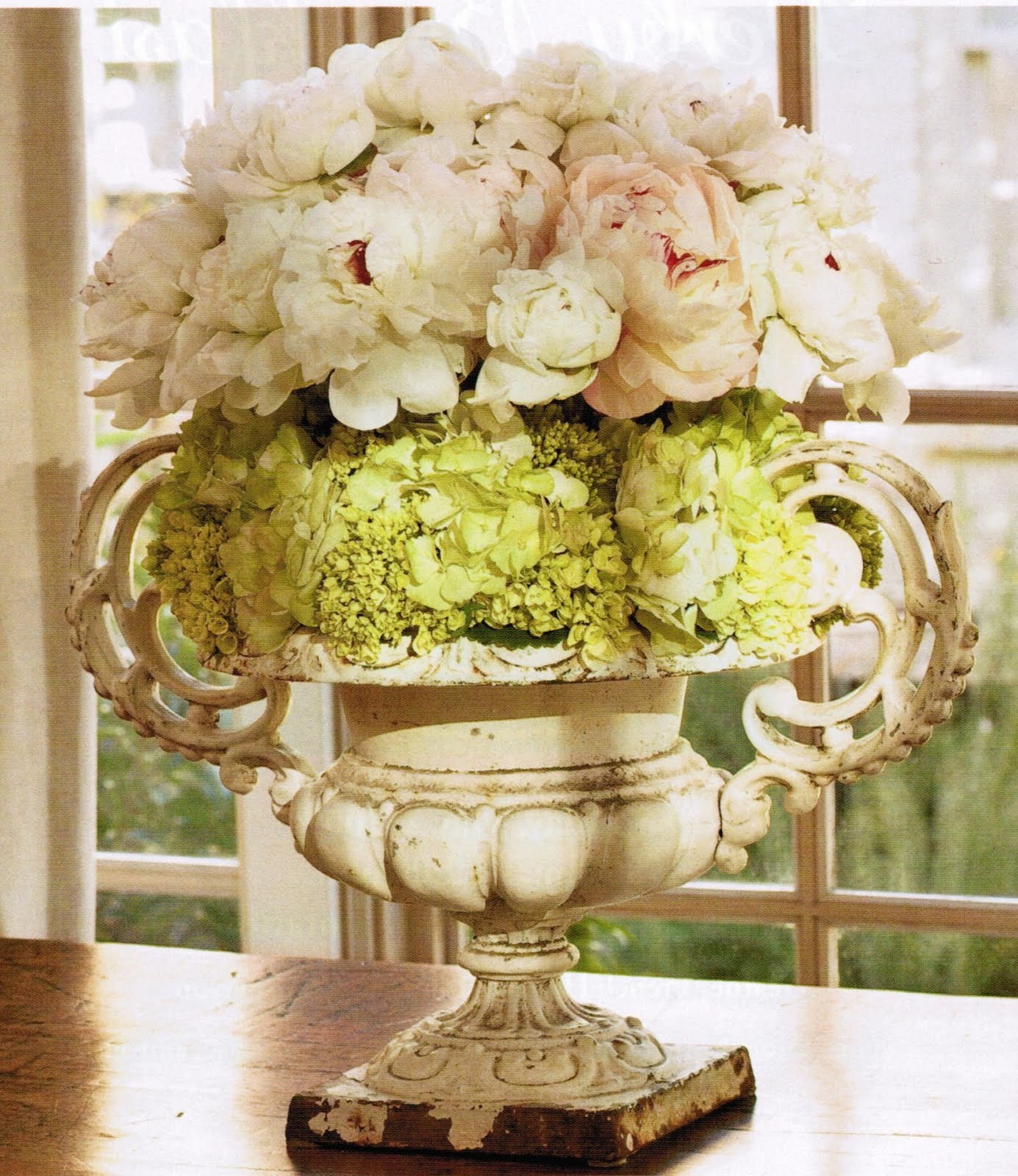 Dfpfp c wdtnfvb. декоративные цветы в вазе. цветы в золотой вазе. цветы в золотой вазе. цветы в золотой вазе.