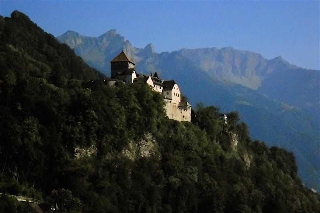 [schloss+vaduz.JPG]