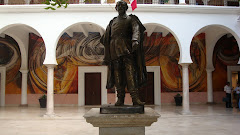 Es la estatua de Ignacio Pesquira que se encuentra en el patio central del Palacio de Gobierno.