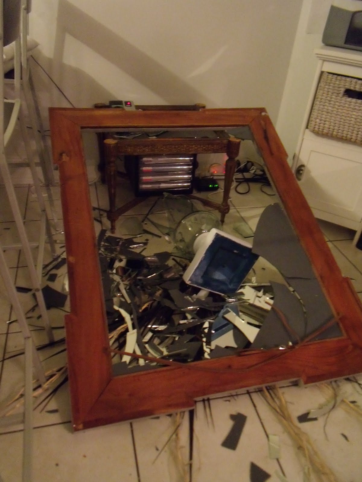 [broken+mirror,urn,grey+couch+002.jpg]