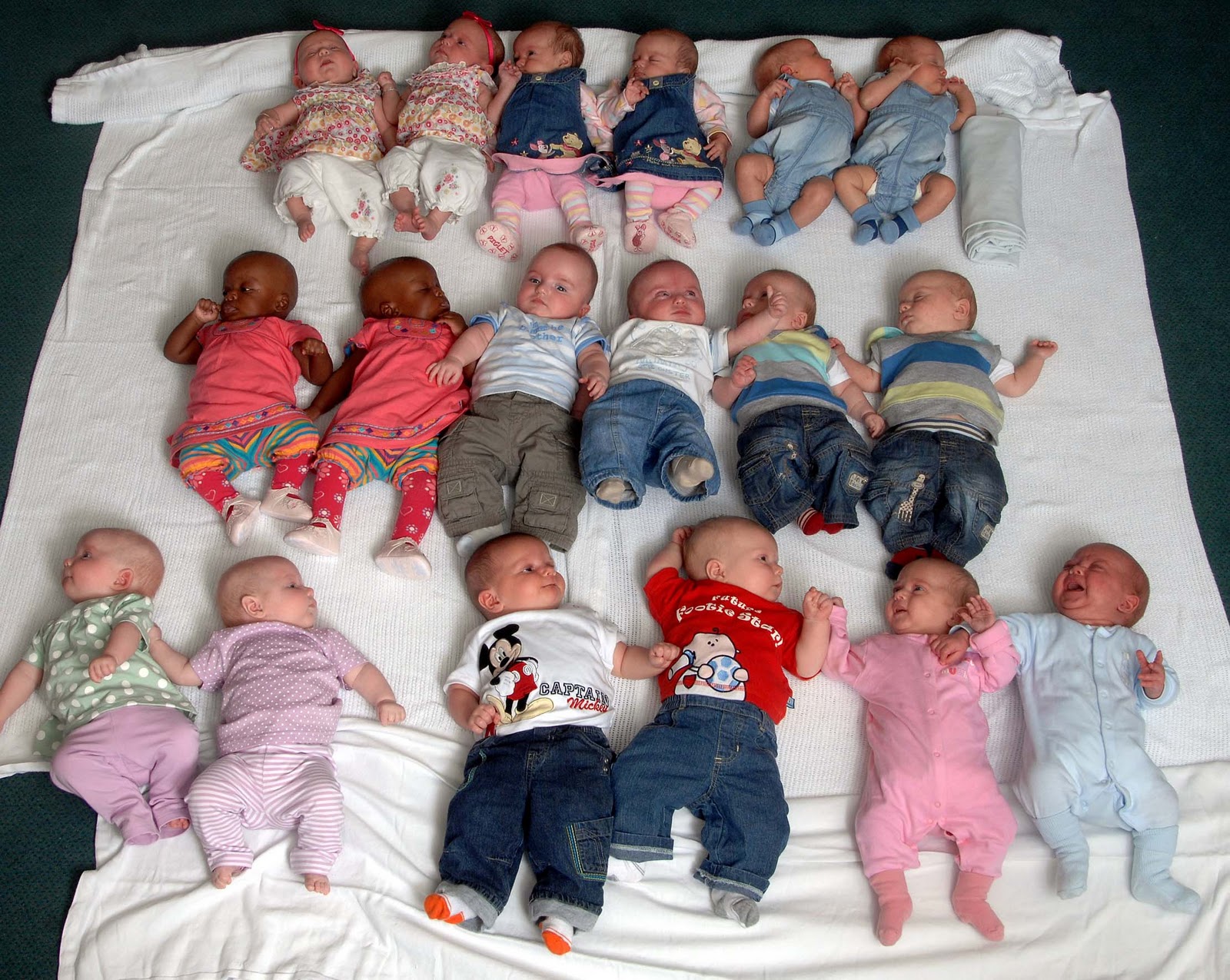http://4.bp.blogspot.com/_Cgu1cdJD5ng/TMDzuqy5niI/AAAAAAAAAbY/Al--Wd5aXWI/s1600/Twin-Babies_on_mat.jpg
