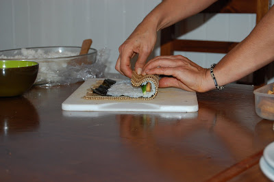 Paso 4: Girar el sushi sobre si mismo para formar el rollo