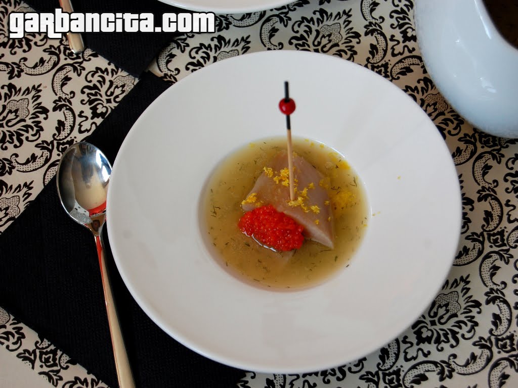 [Sopa+de+limon+con+arenque+ahumado+y+caviar+rojo+(6).jpg]