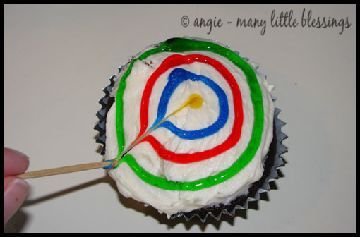 [spin_art_cupcakes_4.jpg]