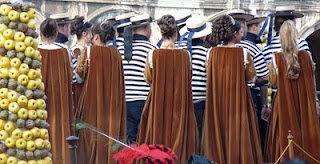 Gondoliers and maidens