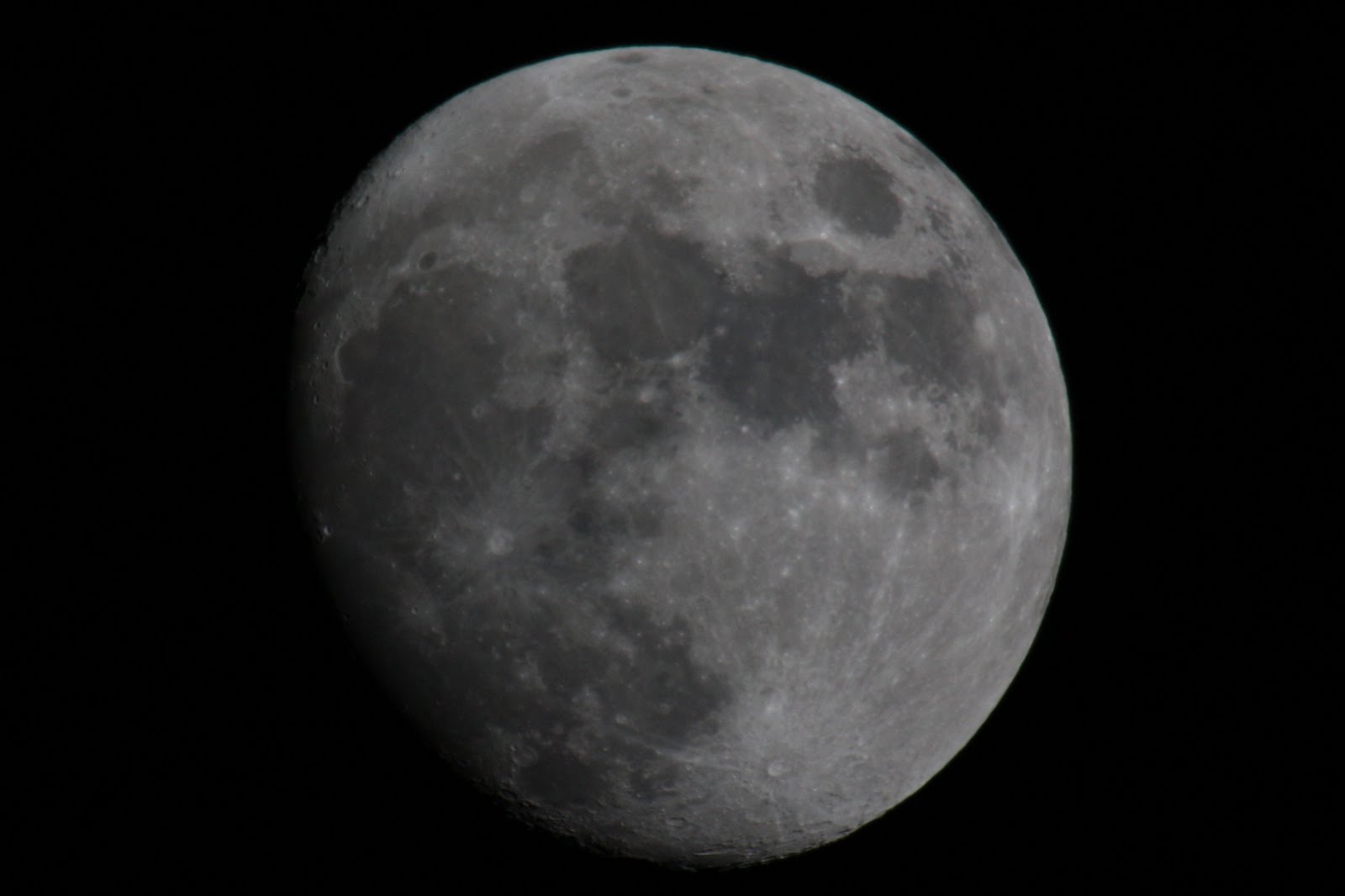 Луна ближайший спутник. Луна 11 августа 2008. Луна близко. Луна 23.10.2004. Луна 11 ноября 2008.