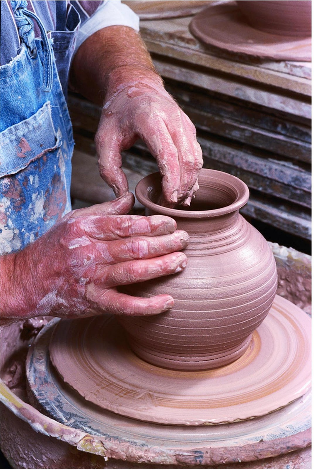Изготовление глиняной посуды. Гончарный круг Pottery. Неолит гончарство. Глиняные изделия. Гончарные изделия из глины.