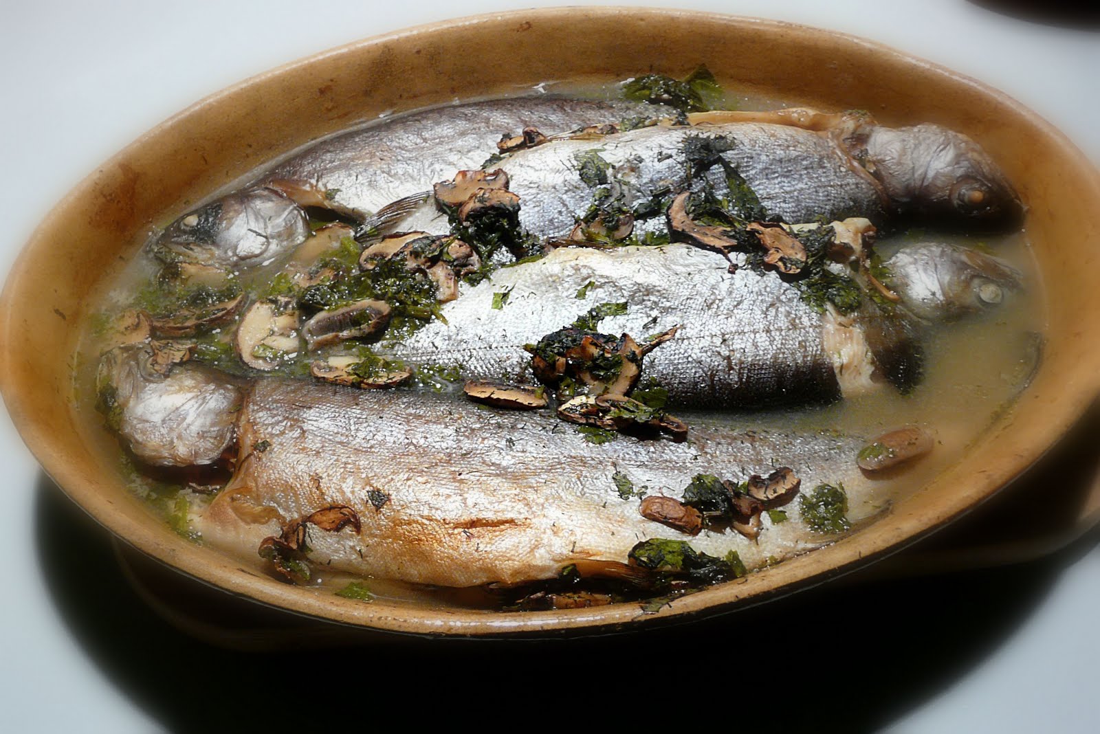 Kulinarische Welten zu Fisch- und Meeresfrucht: Frische Forelle aus dem ...