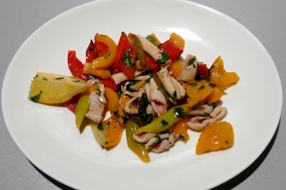 Kulinarische Welten zu Fisch- und Meeresfrucht: Kalmarsalat mit Paprika ...