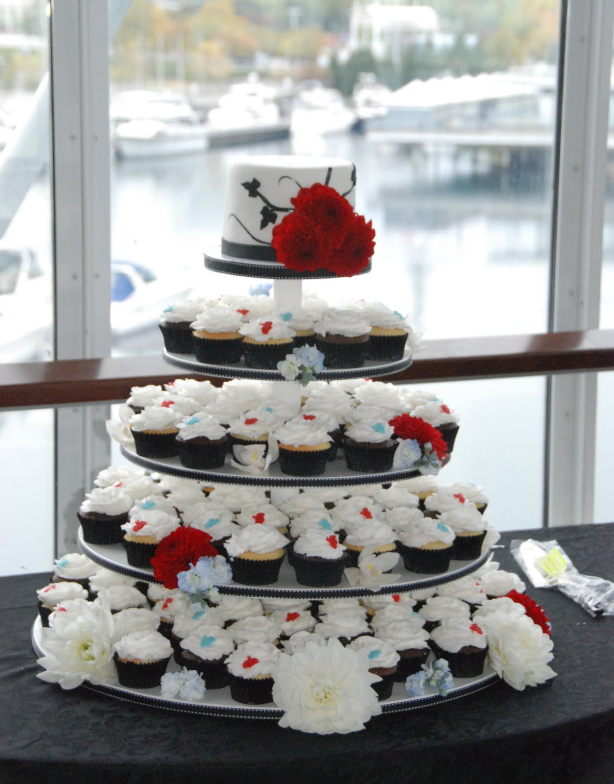 Cake Creations By Trish Cupcake Wedding Black White Wedding Cupcakes With Red Blue Bee Accents To Match Invitations Chocolate Vanilla Bean Icing In Shape Of A Rose