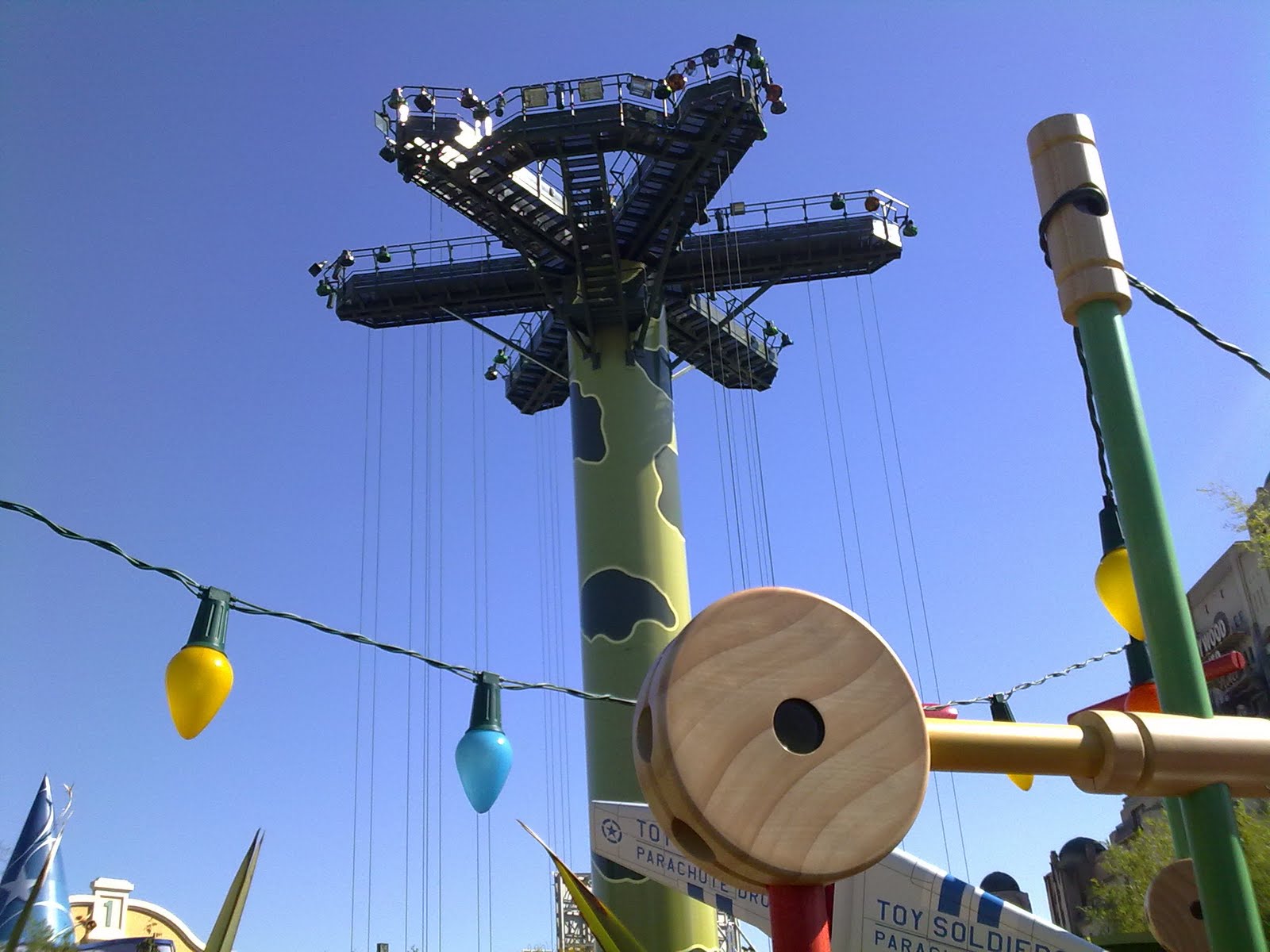 sorties en ile de france Toy Soldiers parachute drop