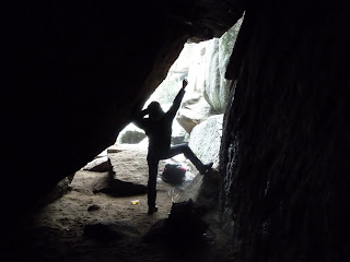 Entrada a la Cueva del Ave María desde su interior