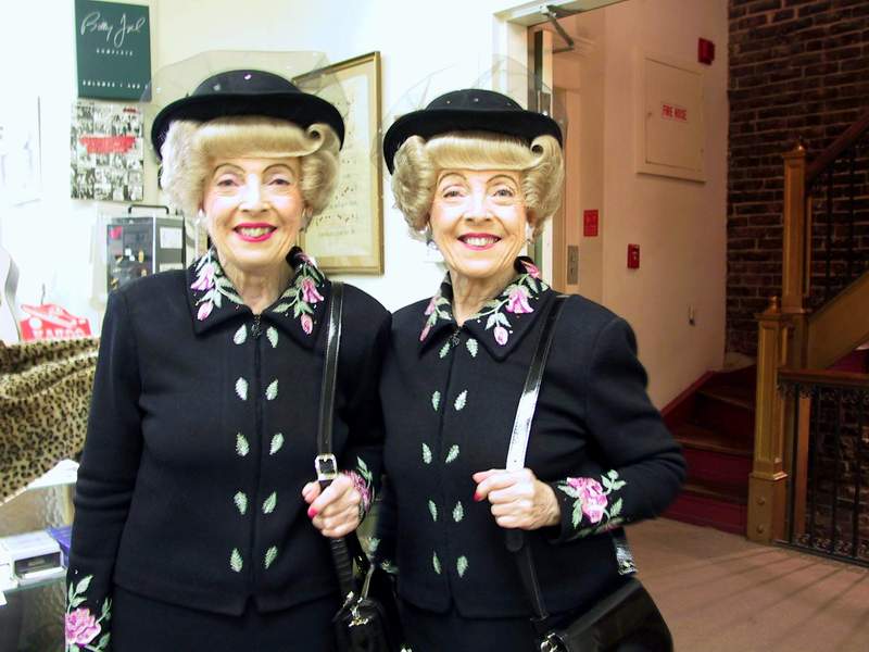 http://4.bp.blogspot.com/_DTySl6Jcv8w/TLZ0n03AzcI/AAAAAAAAAs4/V6-gs4M7ebU/s1600/274414.twins.JPG