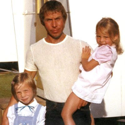 John Huff med sine døtre som børn