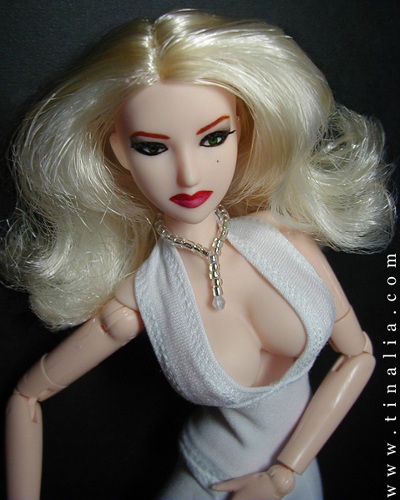 Anna Nicole Smith, som dukke, med dyb kavalergang mellem enorme 'silikone-bryster'