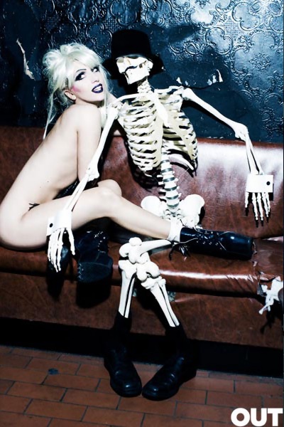 Nøgen Lady Gaga lægger an på døden