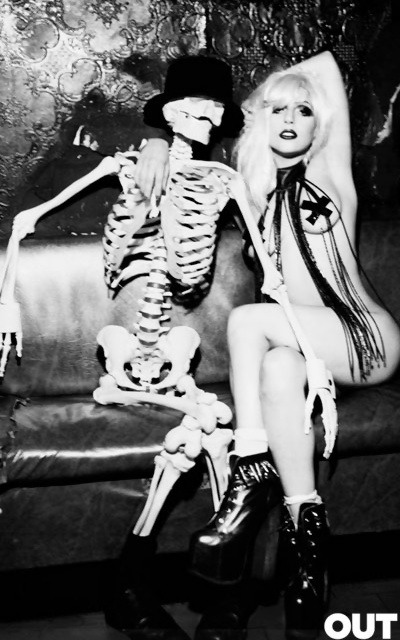Nøgen Lady Gaga har scoret døden - med støvlerne på