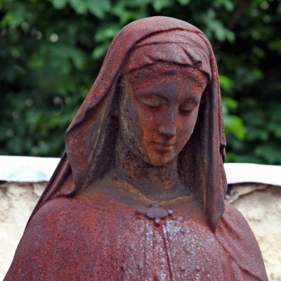 Rusten statue af pige, på kirkegården Cimetière du Montparnasse, Paris