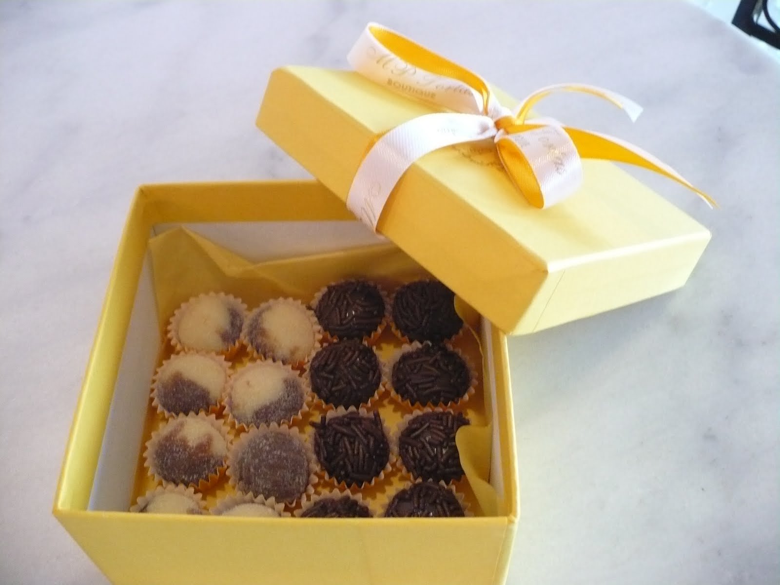MP TORTAS BOUTIQUE: Caixas de Presentes com brigadeiros gourmet