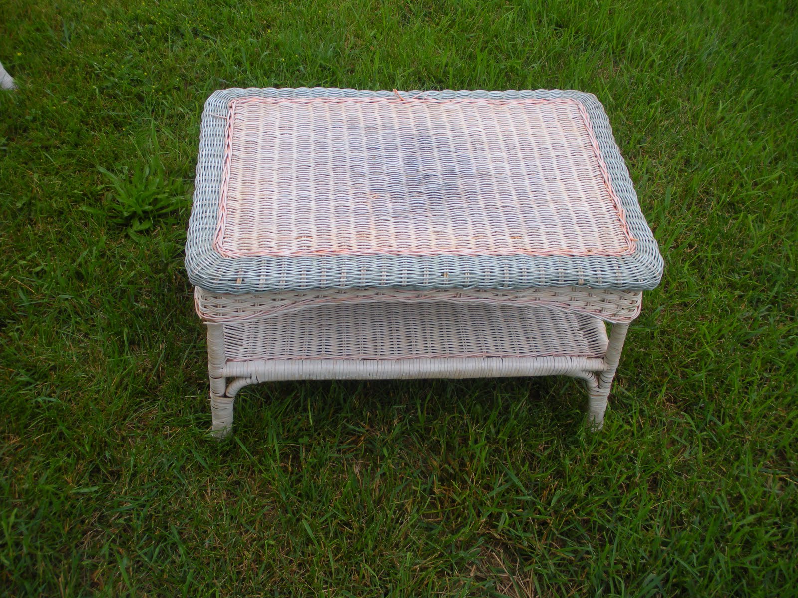 Keep Calm and Decorate Wicker Chair and Table Makeover