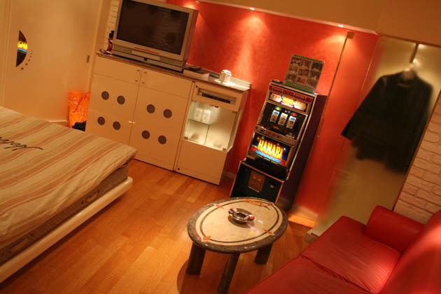 [16.+Love+hotel+room+spaciousplanet.com.jpg]