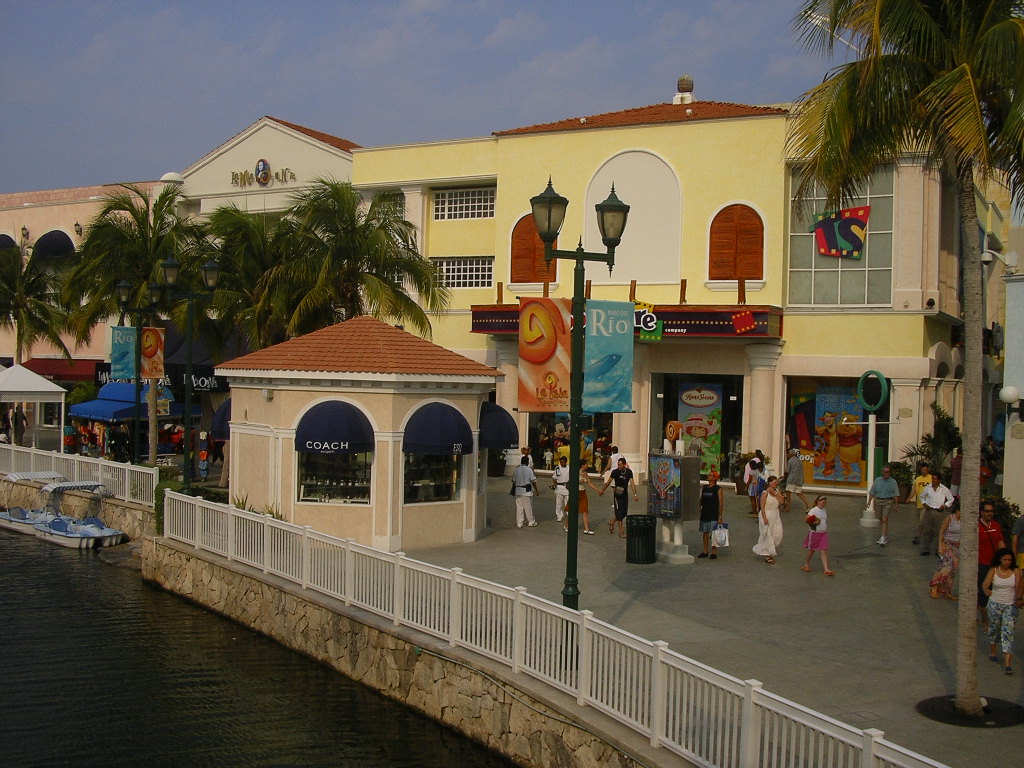 [56.+Mall+Isla+Cancun.jpg]