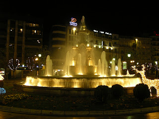 Obiective turistice Granada: fantana in centru Obiective turistice Spania: fantana in Granada